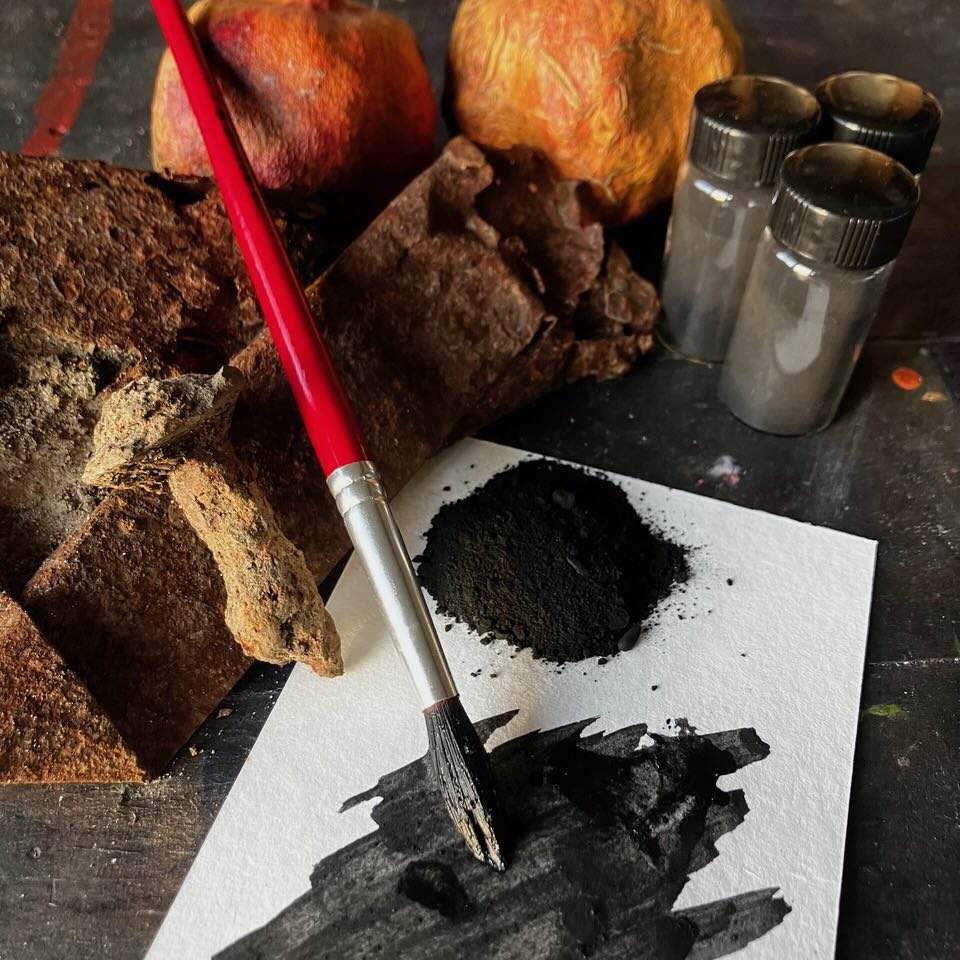 Anwendung von schwarzem Pflanzenpigment als Tinte auf Papier – sevengardens®