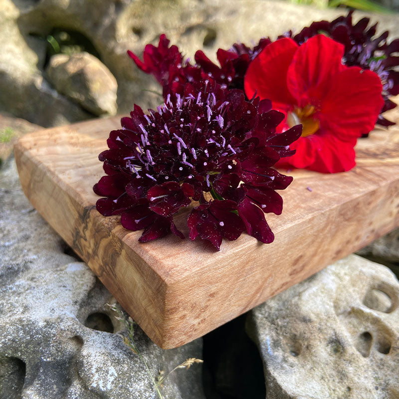 Schneidebrett aus Olivenholz mit individueller Maserung aus dem Mittelmeerraum