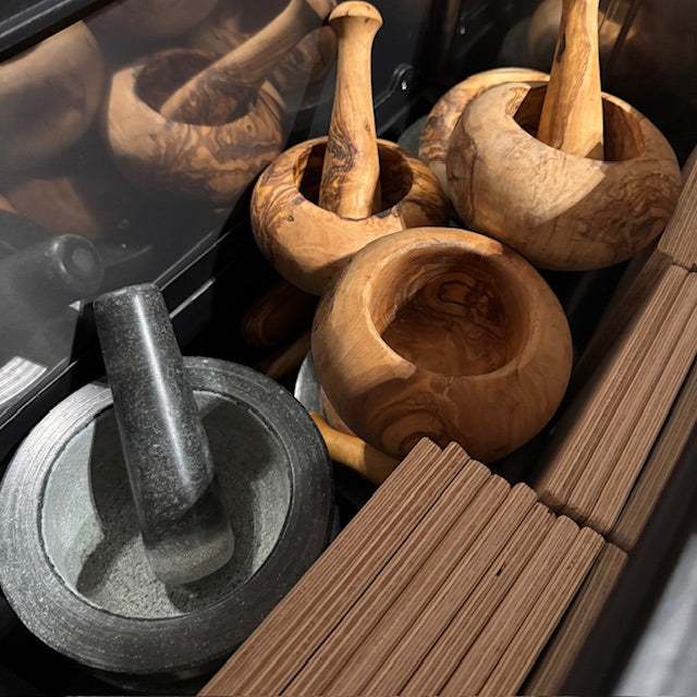 Färberkoffer Innenausstattung unteres Fach mit Mörsern und Holzbrettchen