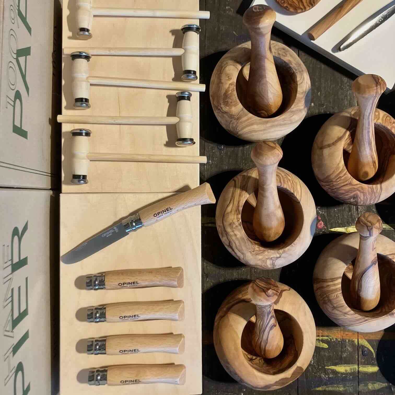 Ausstattung Färberkoffer für pädagogische Programme Holzbrettchen, Schnitzmesser & Mörser