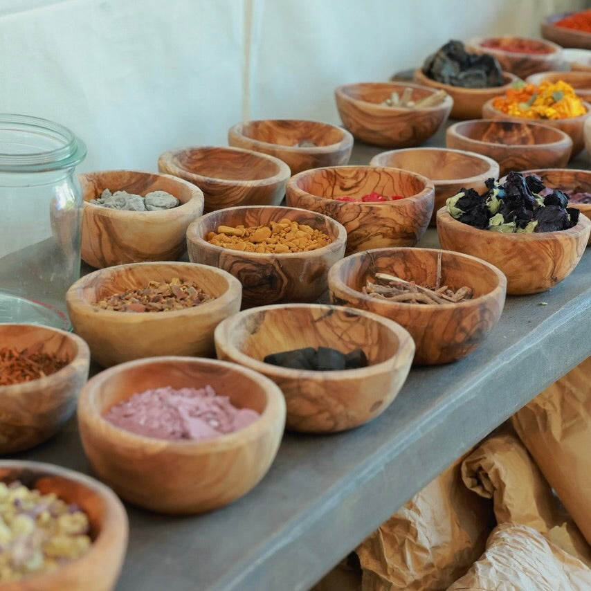 Getrocknete Pflanzen in Olivenholzschalen