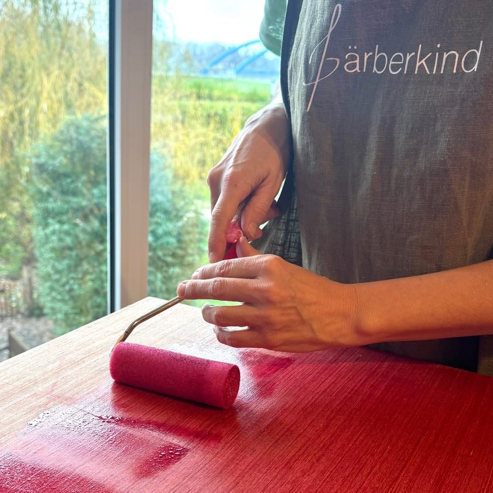 Die INK Farbe Carmin Hero auf Holz aufgetragen – natürliche Pflanzenfarbe im Anwendungsbeispiel