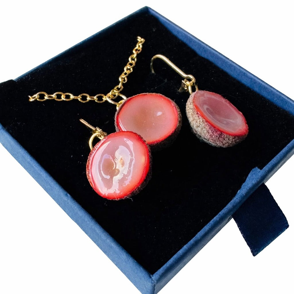 Schmuck aus Eichelköpfen mit rot aus Indien