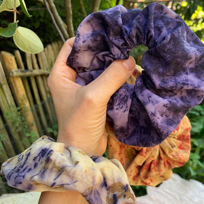 Fertiger Eco Print Scrunchie mit Blumenmuster - DIY Ergebnis