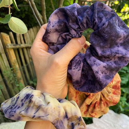 Fertiger Eco Print Scrunchie mit Blumenmuster - DIY Ergebnis