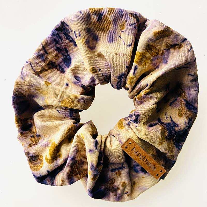 Eco Print Scrunchie Ergebnis mit Label handmade