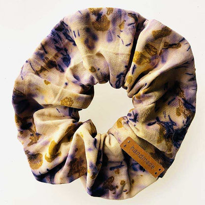 Eco Print Scrunchie Ergebnis mit Label handmade