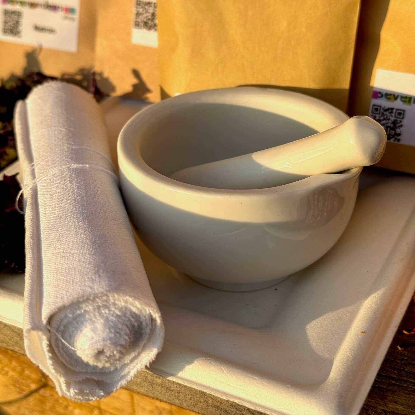 Keramikmörser mit Stößel und Färbertuchrolle aus dem Starter Set