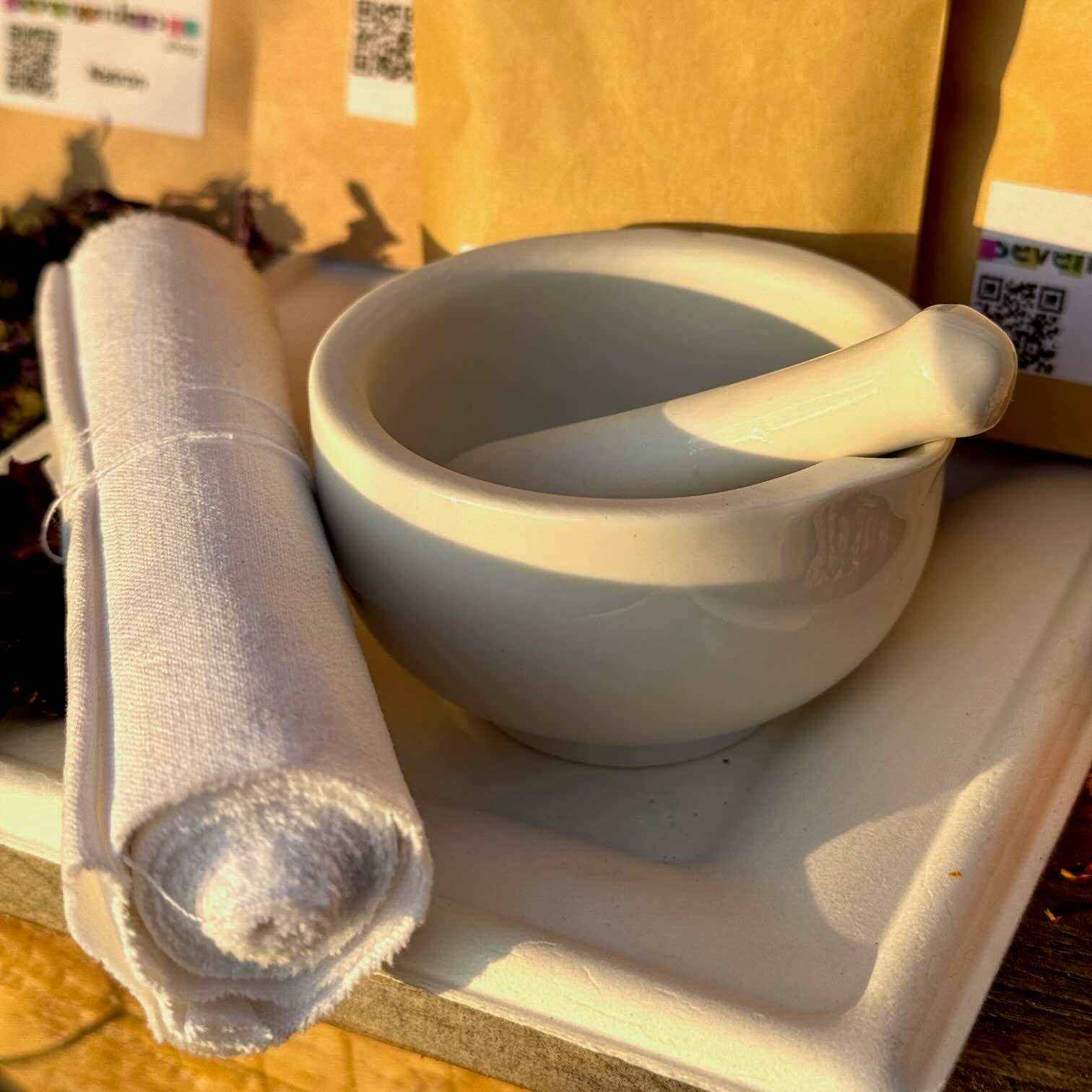 Keramikmörser mit Stößel und Färbertuchrolle aus dem Starter Set