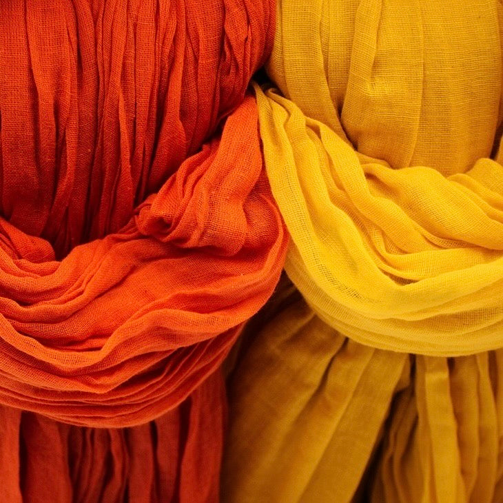 Stofffärbung mit natürlichen Pflanzenfarben und traditionellen Techniken