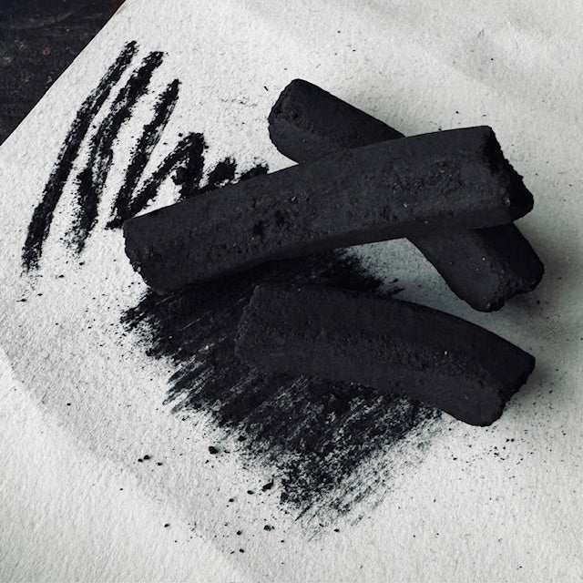 Anwendungsbeispiel von Zeichenkohle aus nachhaltigen Kokosnussschalen