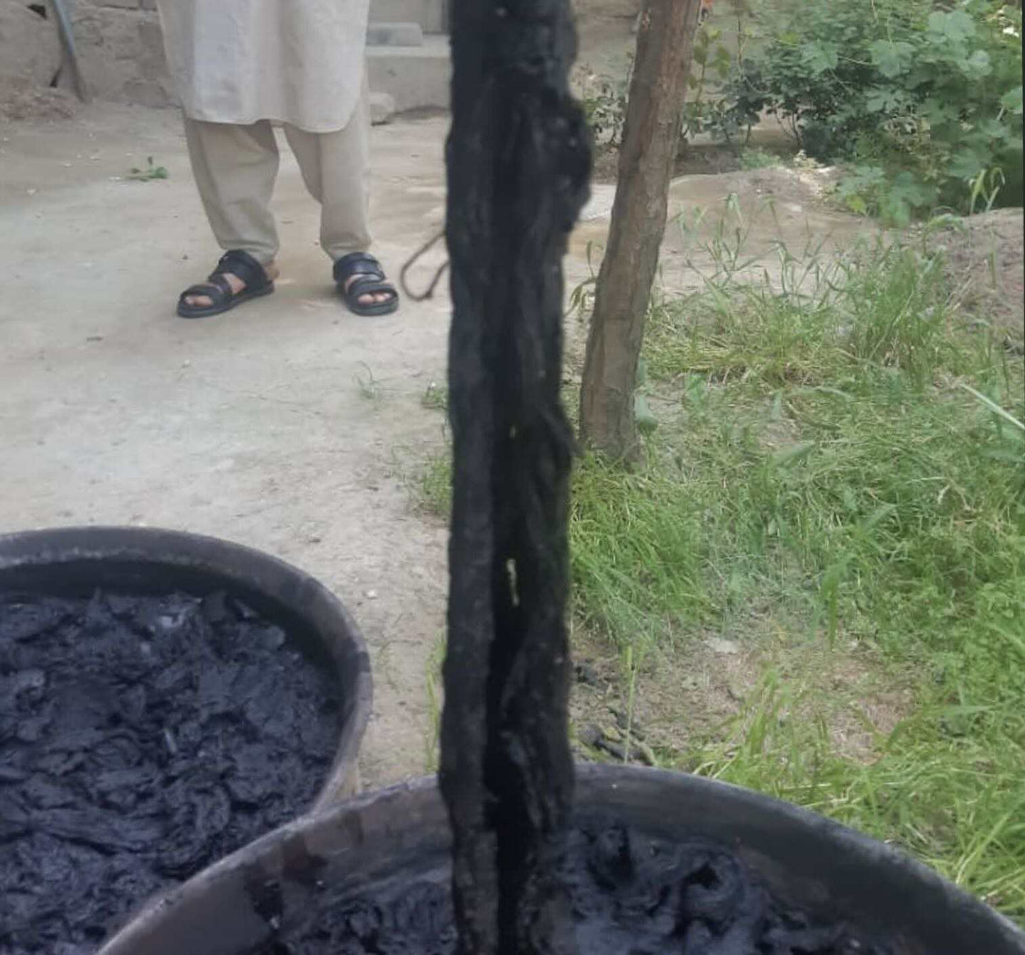 Herstellung schwarzer Farbe durch Frauen aus Afghanistan