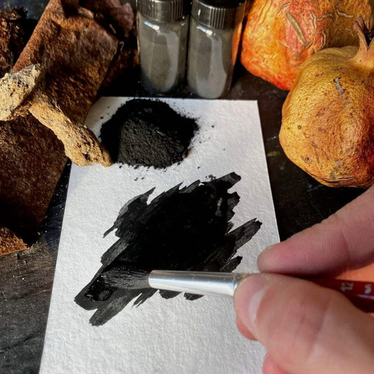 Schwarze Naturfarbe als Tusche verwendet – sevengardens® Pigment aus Afghanistan