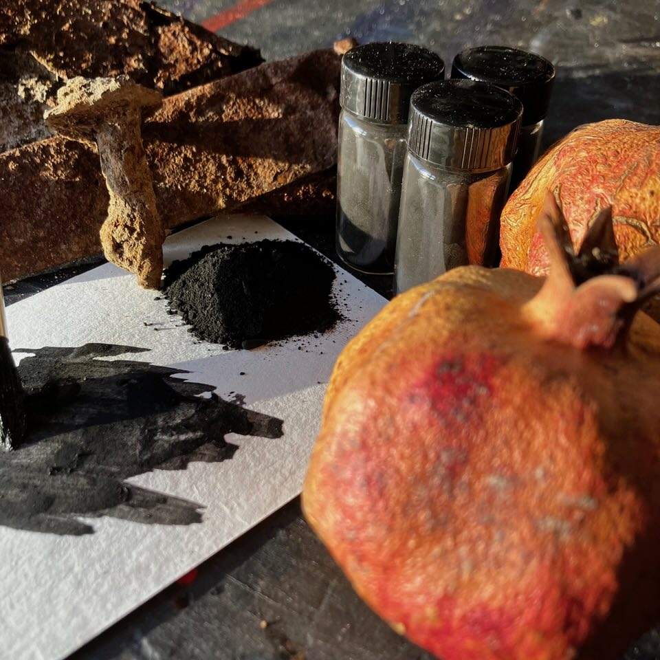 Schwarzes Pflanzenpigment als Tusche auf Papier aufgetragen – sevengardens®