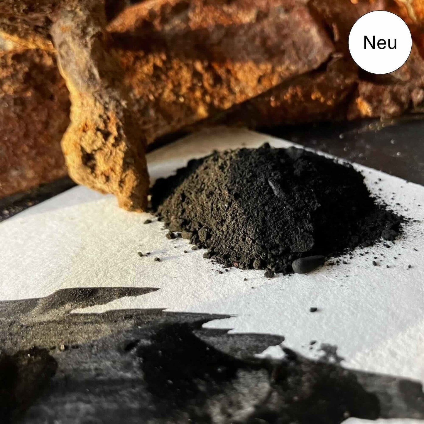 Detailaufnahme von schwarzem Pigmentpulver aus Afghanistan – sevengardens®