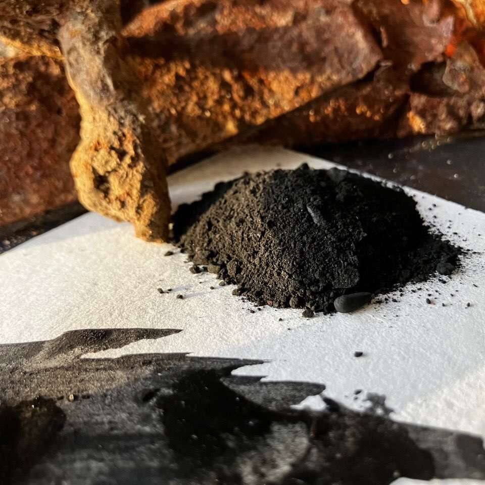 Detailaufnahme von schwarzem Pigmentpulver aus Afghanistan – sevengardens®