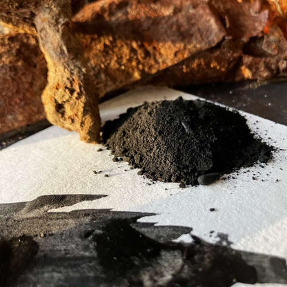 Detailaufnahme von schwarzem Pigmentpulver aus Afghanistan – sevengardens®